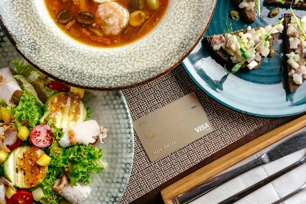 Stół z daniami i kartami menu